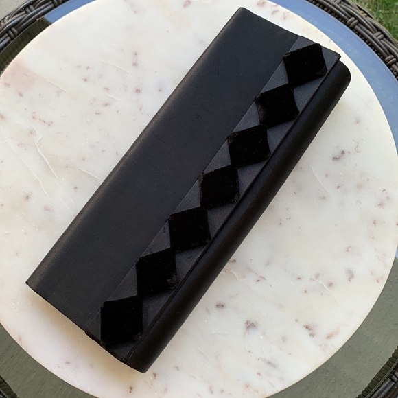 Formal wear clutch for homecoming - Picture 12 of 12